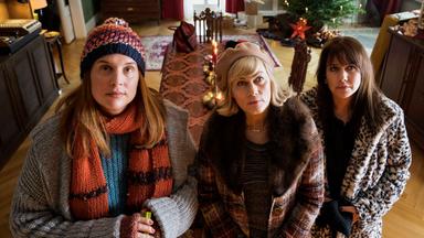 "Weihnachtstöchter": Katarina (Elena Uhlig), Regina (Gesine Cukrowski), Diana (Felicitas Woll) stehen im Wohnzimmer nebeneinander und schauen andächtig zum Portrait des gemeinsamen Vaters hoch.