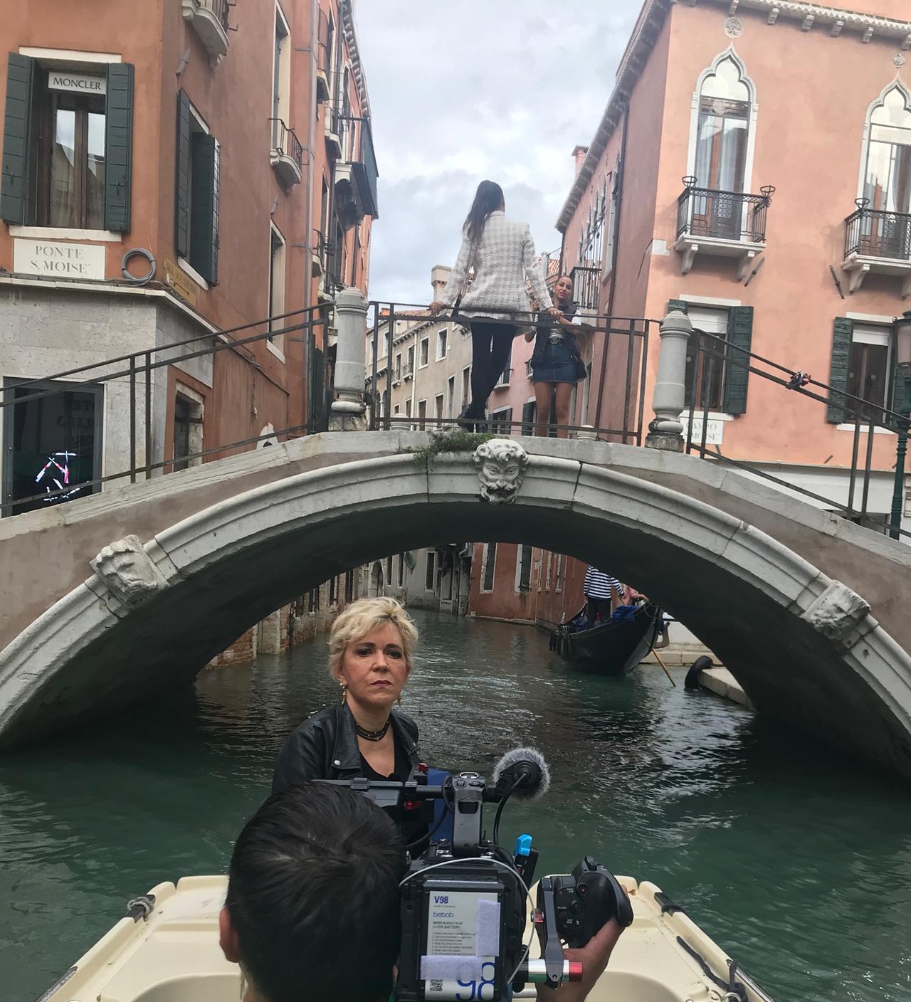 Frau auf Boot in Venedig