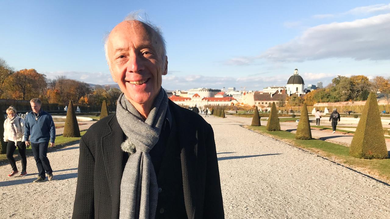 Älterer Herr in Parkanlage