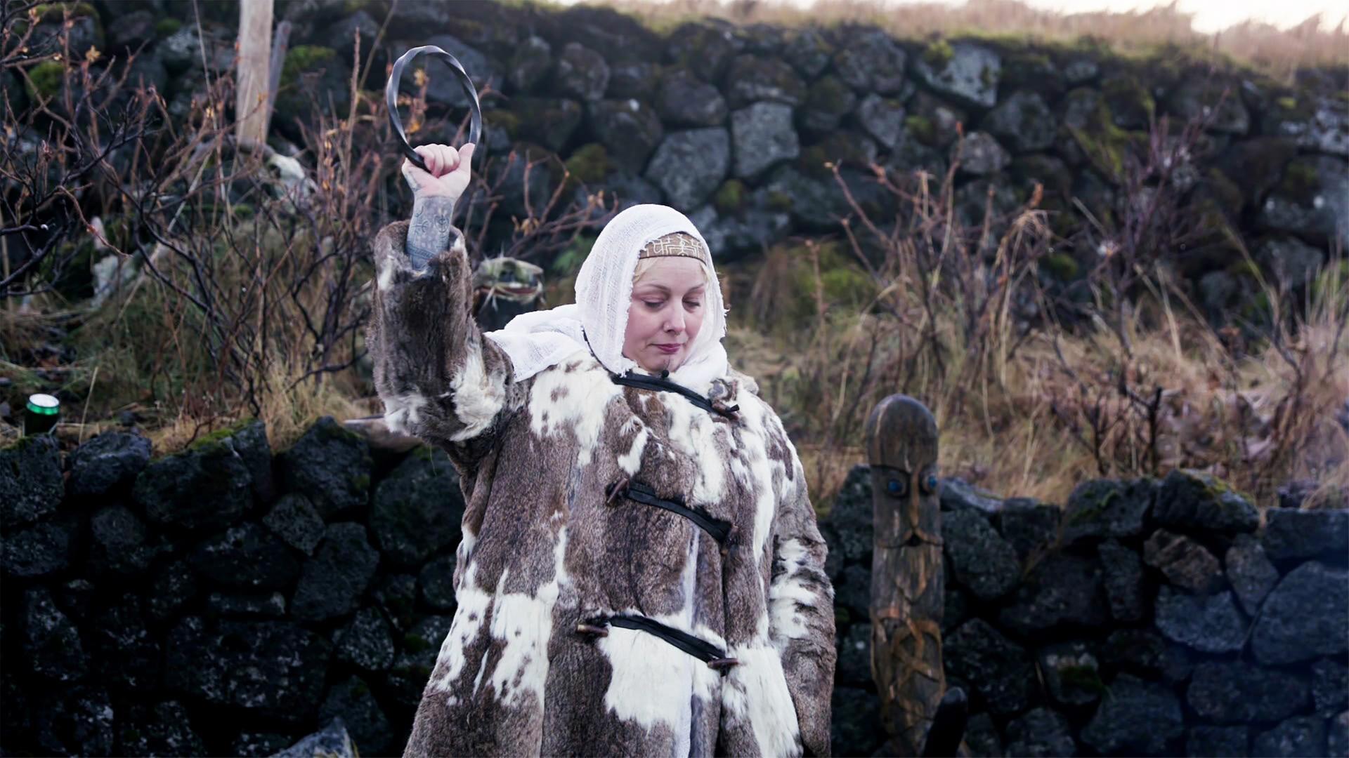 Island: Lena Hager nimmt in Island an einer traditionellen Völva-Zeremonie teil.