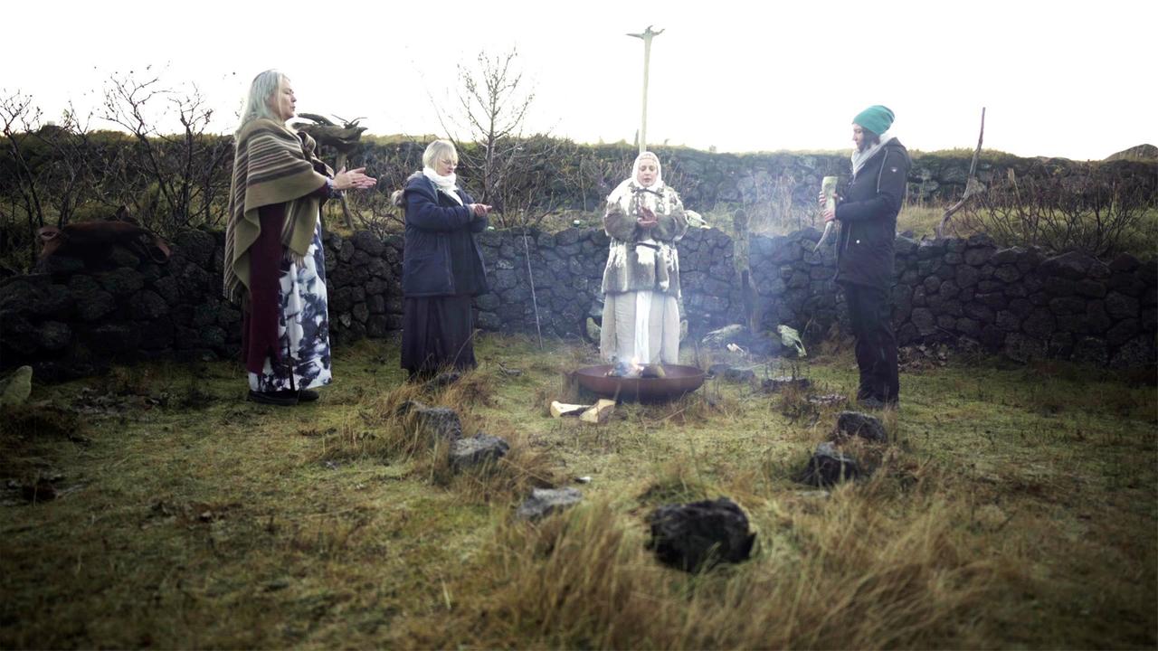 Island: Lena Hager nimmt in Island an einer traditionellen Völva-Zeremonie teil.