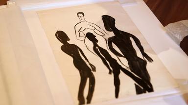 Eine schwarz-weiße Skizze mit den Umrissen von drei Personen, eine davon eine nackte Frau.