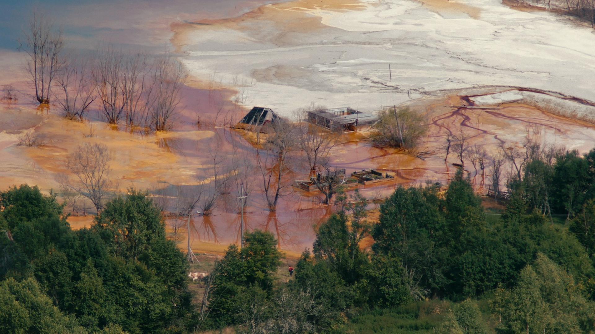 Das rumänische Dorf Geamăna im Apuseni-Gebirge versunken im giftigen Schlamm eines benachbarten Kupferbergwerks