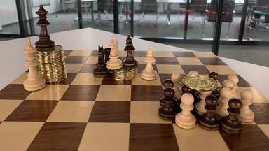 Die zerrissene Gesellschaft -Figuren auf einem Schachbrett