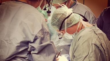 Szene in Operationsaal / Arzt operiert