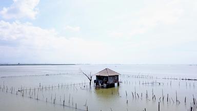 Ein von Wasser umgebenes Haus in Indonesien