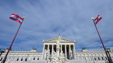 Österreichische Fahnen vor dem Parlamentsgebäude in Wien
