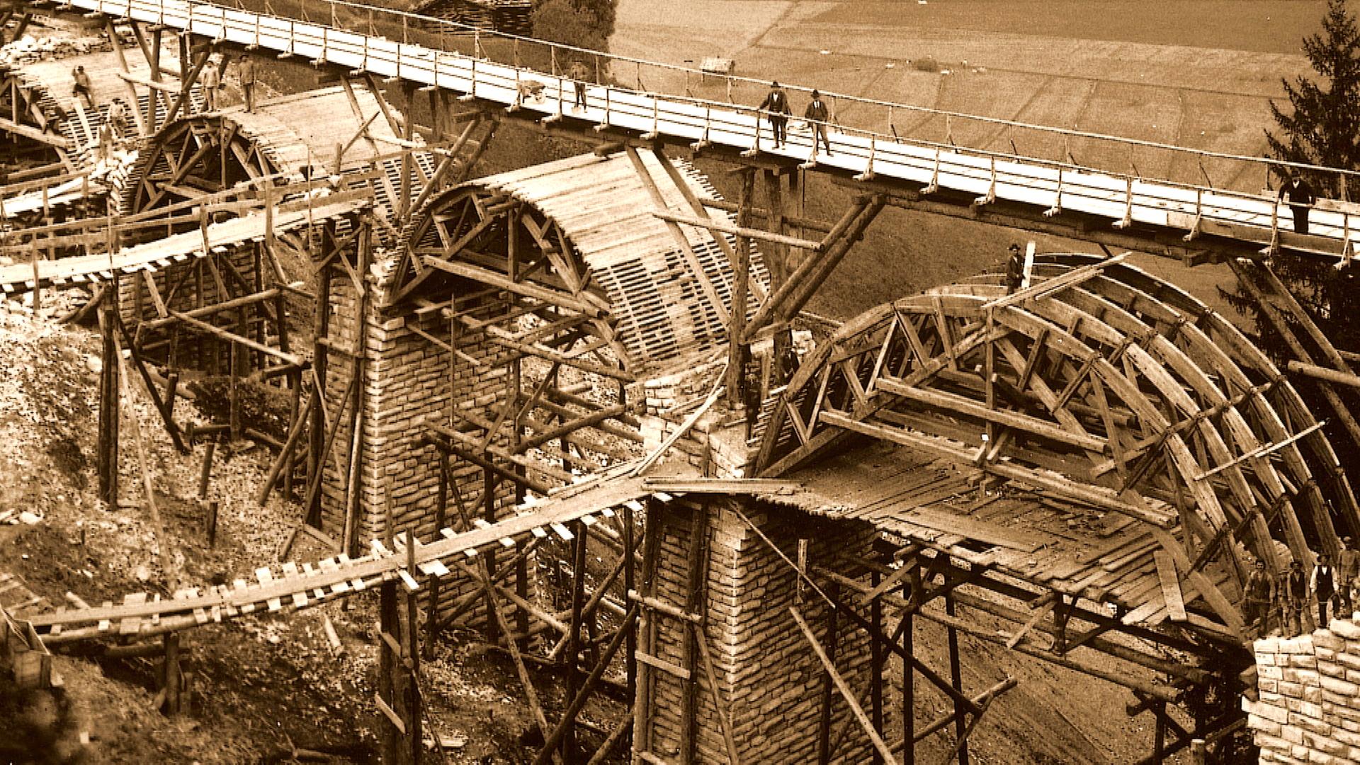 Historisches Foto des Baues eines Viaduktes