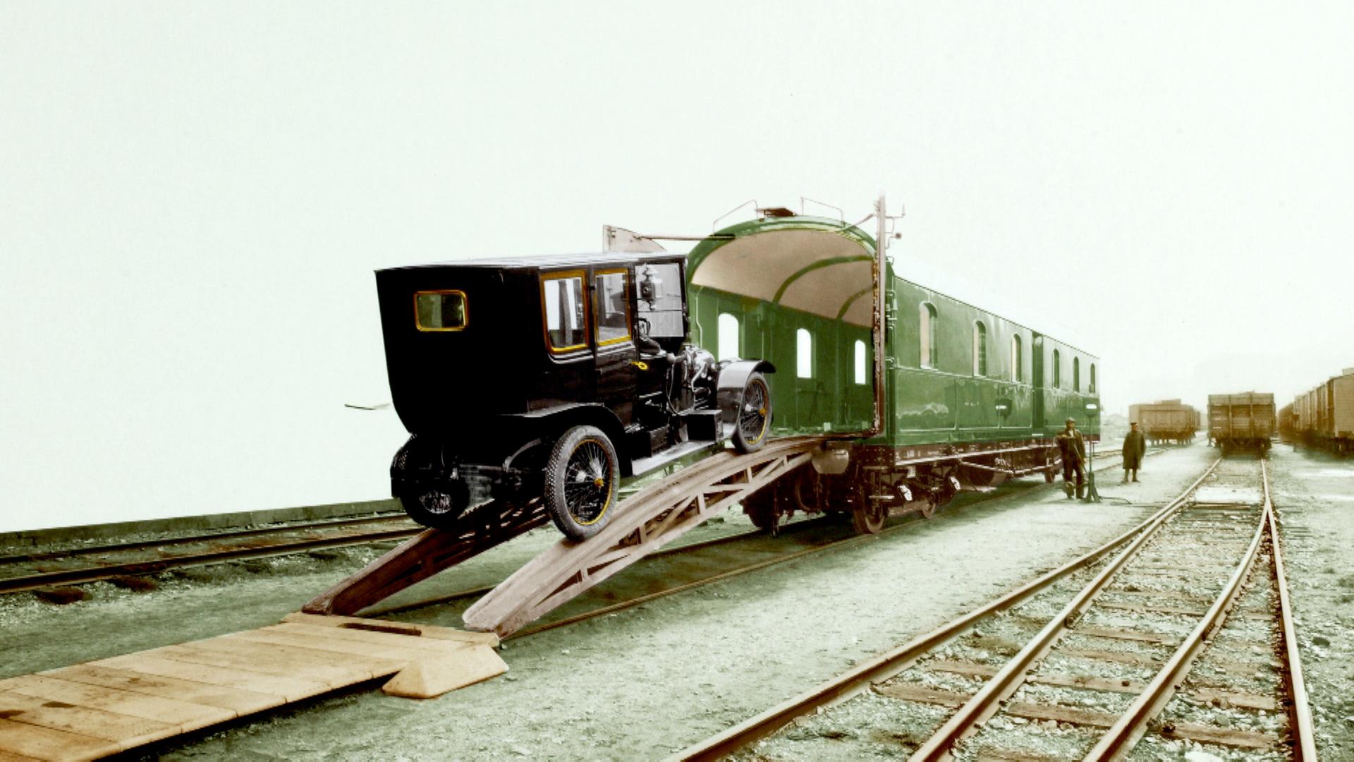 Oldtimer wird auf Waggon geladen.