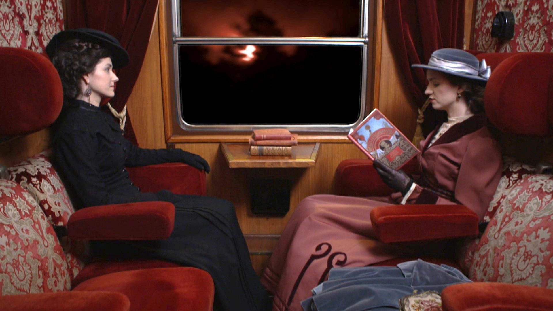 Historisch nachgestellt: Frau liest im Zug