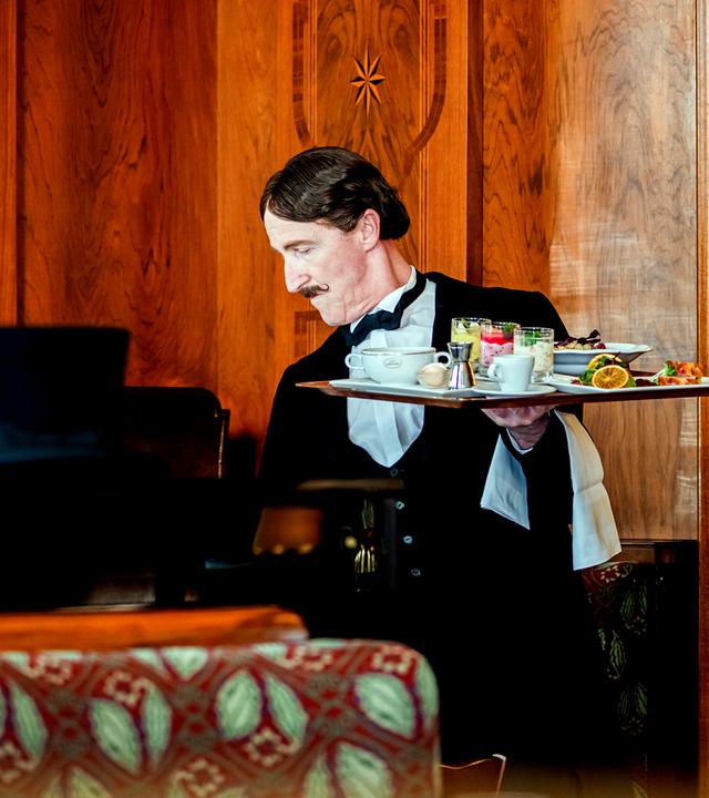 Der Ober Rudi serviert in gewohnter Eleganz