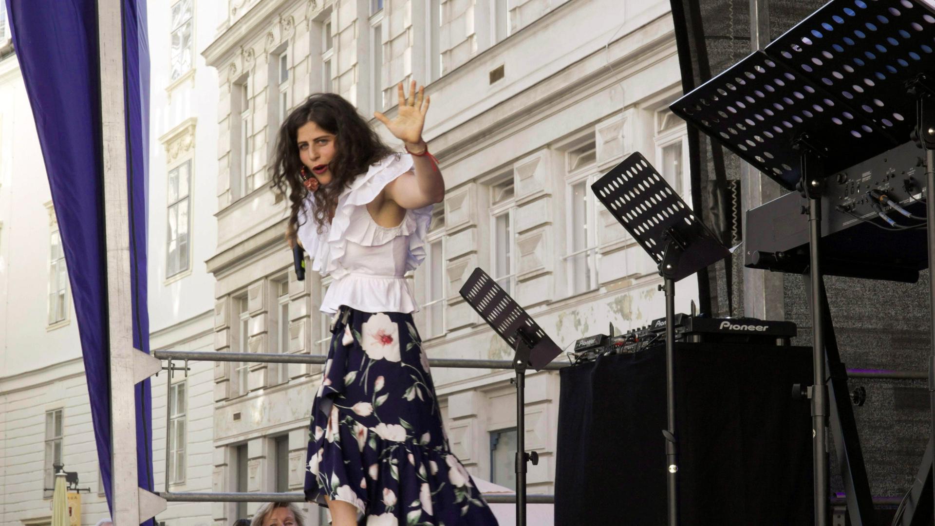 Eine Frau steht auf der Bühne