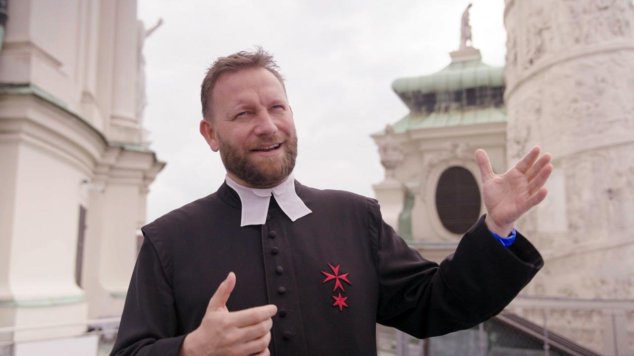 Ein Mann steht vor einer Kirche.