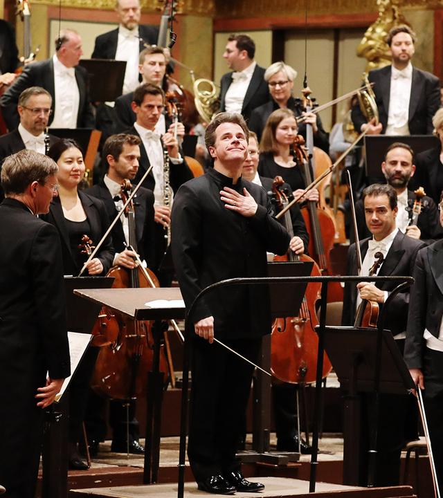 Die Wiener Philharmoniker mit Dirigent Jakub Hrůša