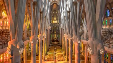 Innenraum der Sagrada Familia in Barcelona