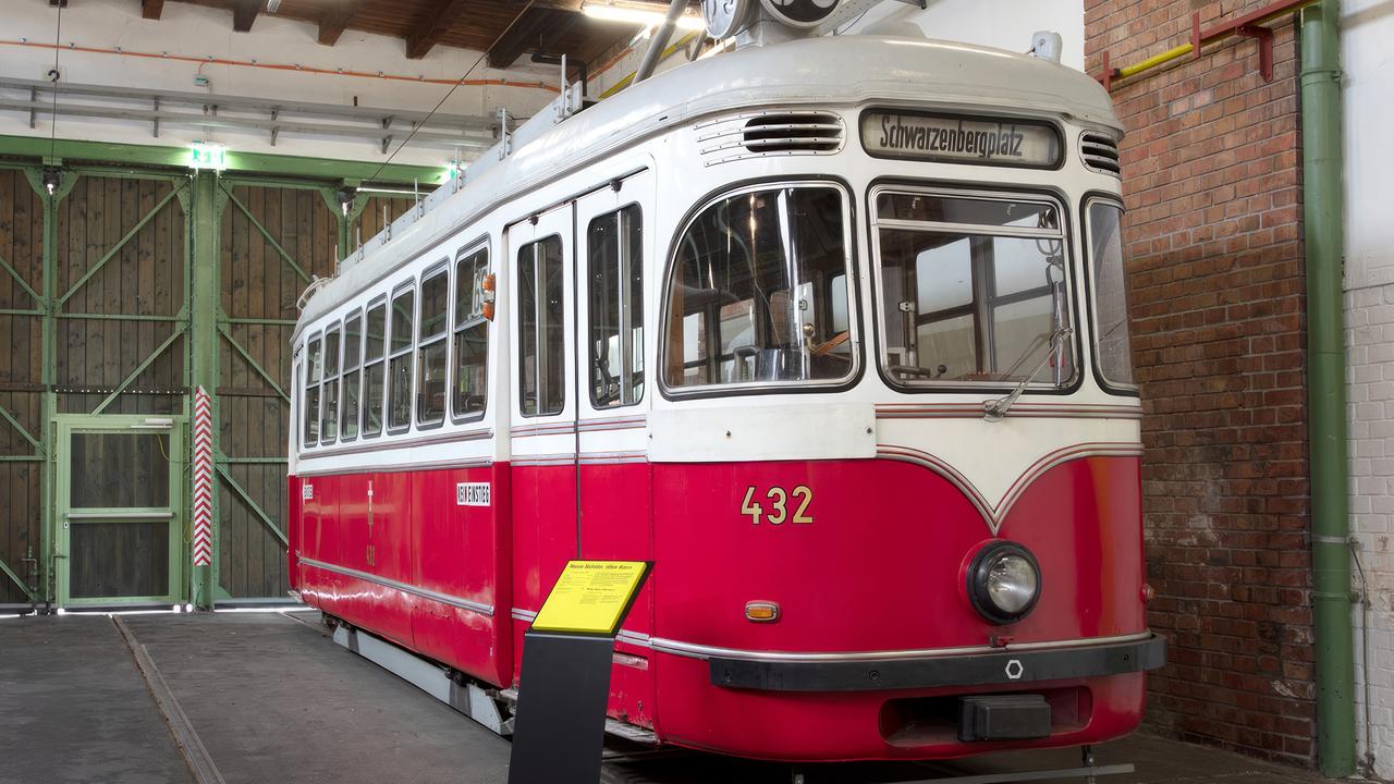 Ein Strassenbahn Triebwagen der Type T steht in einer Halle.