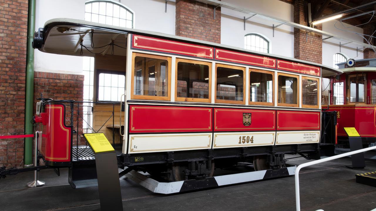 Ein Strassenbahn Beiwagen der Type S2 steht in einer Halle.