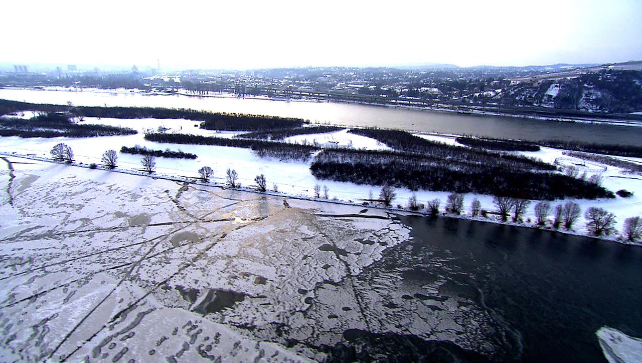 Leicht schneebedeckte Donauinsel