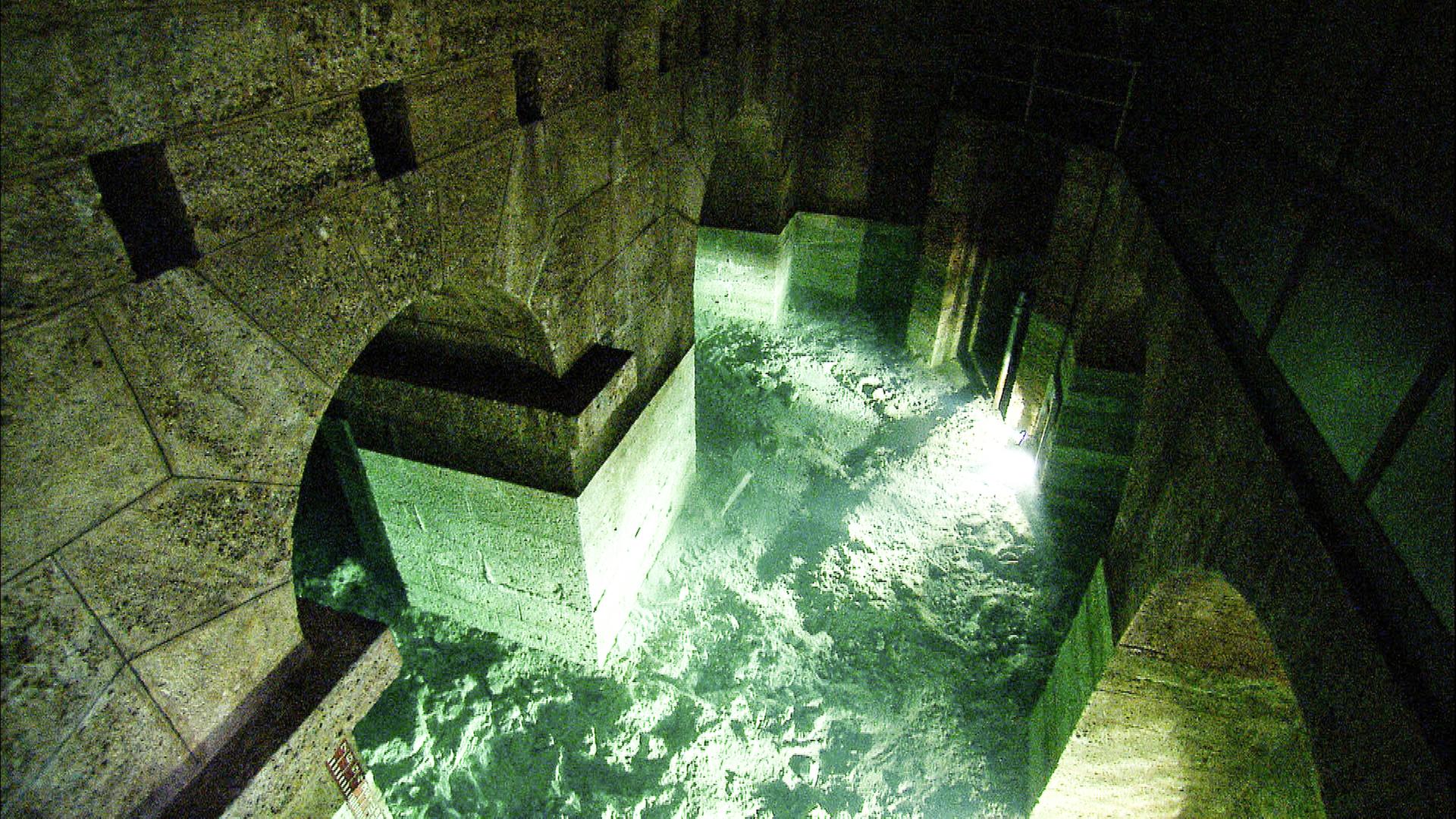 Wasser in einem Gewölbe von oben gesehen.