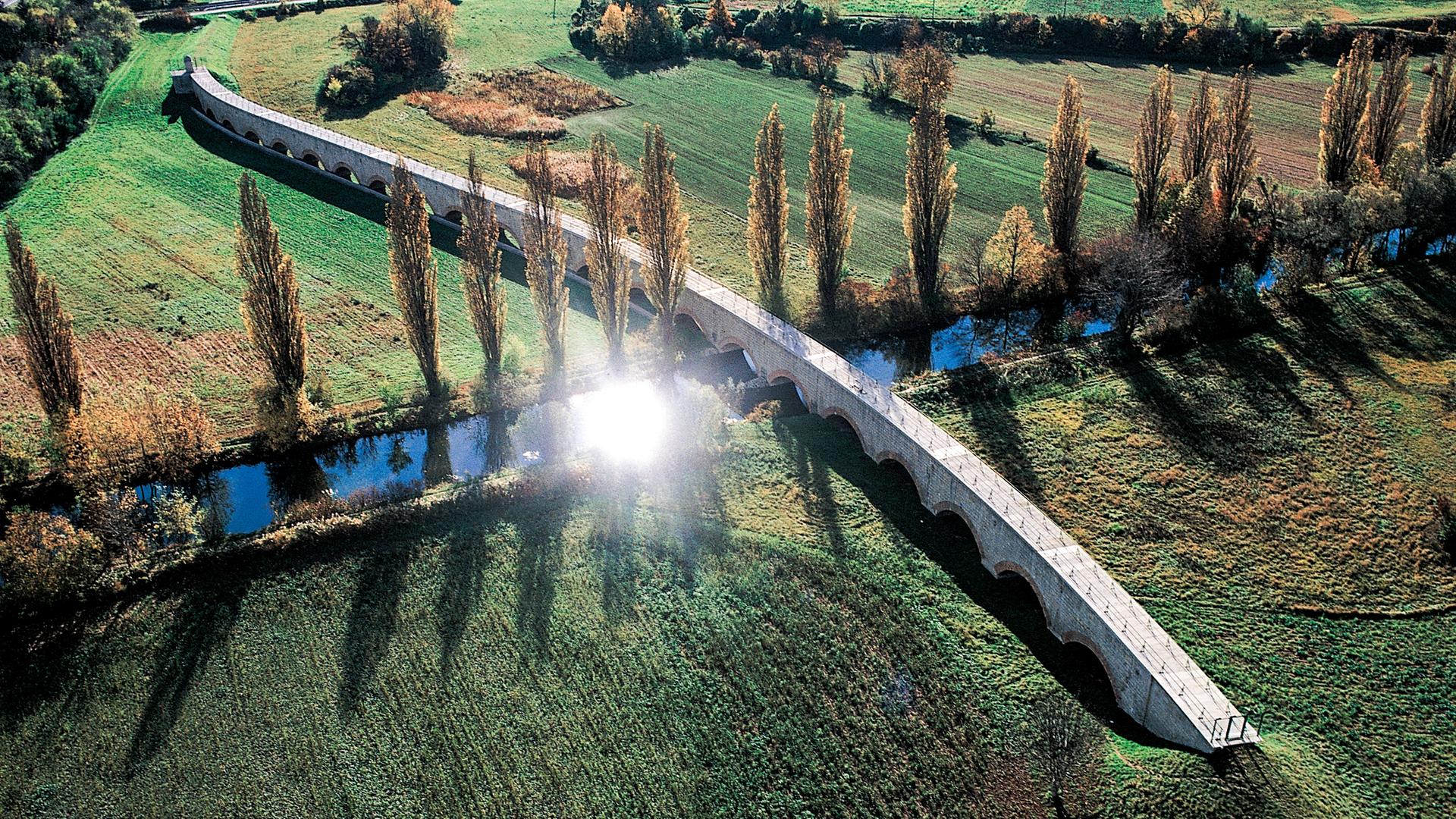 Aquaedukt über einen Fluss aus der Vogelperspektive