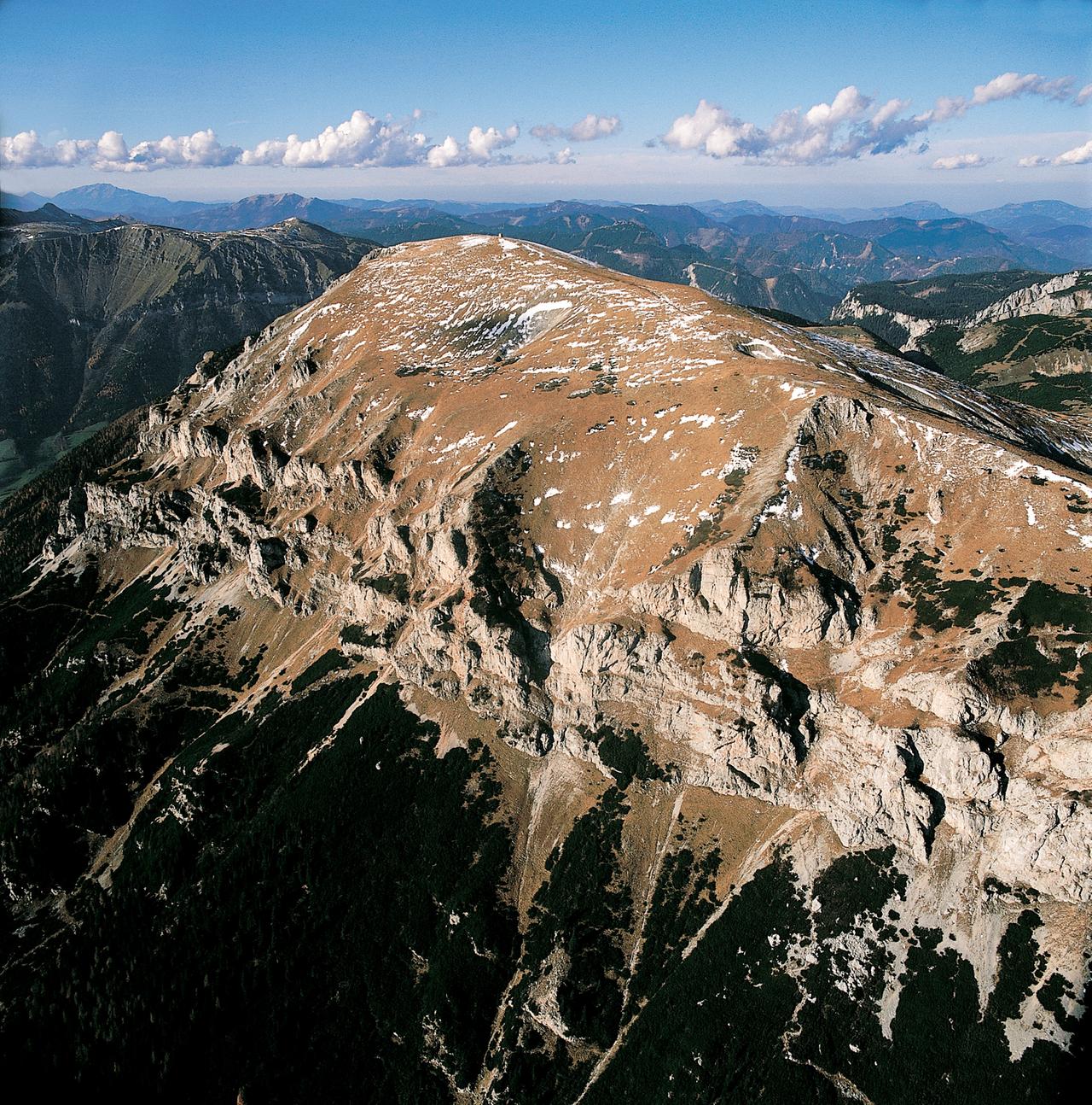 Blick auf einen Berg von oben, Bergpanorama im Hintergrund