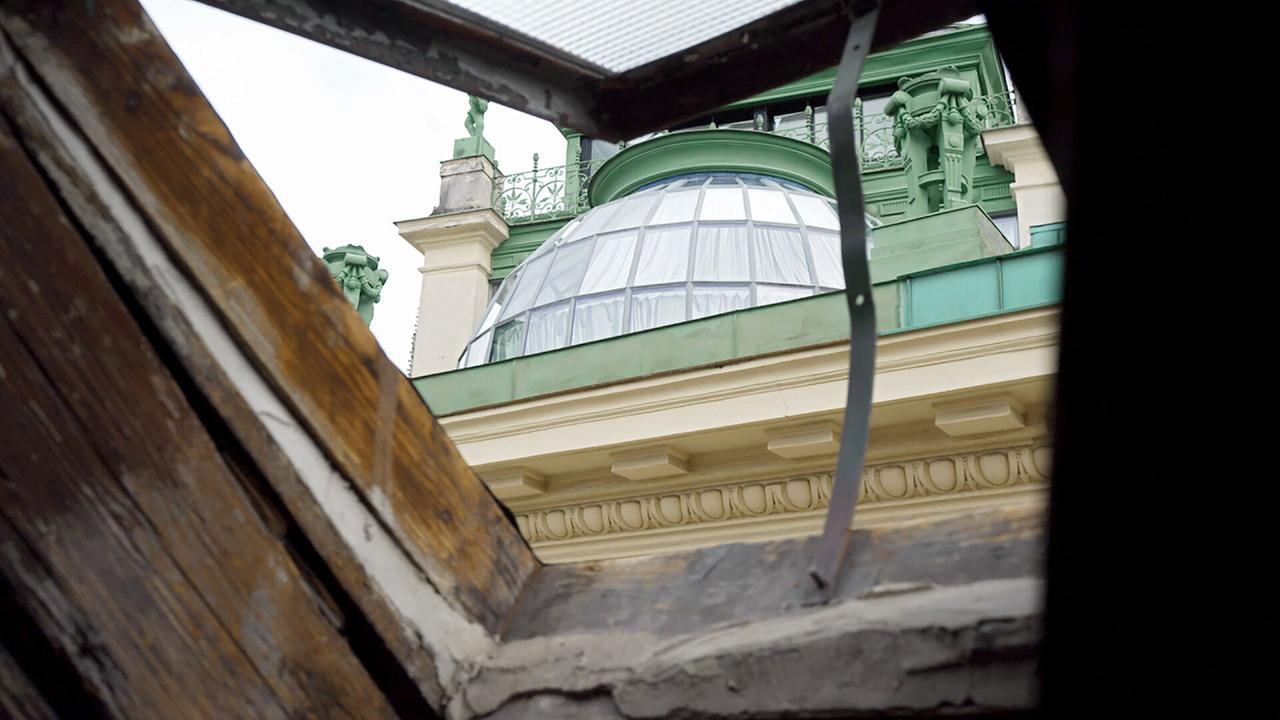 Eine Glaskuppel zwischen altem Gemäuer