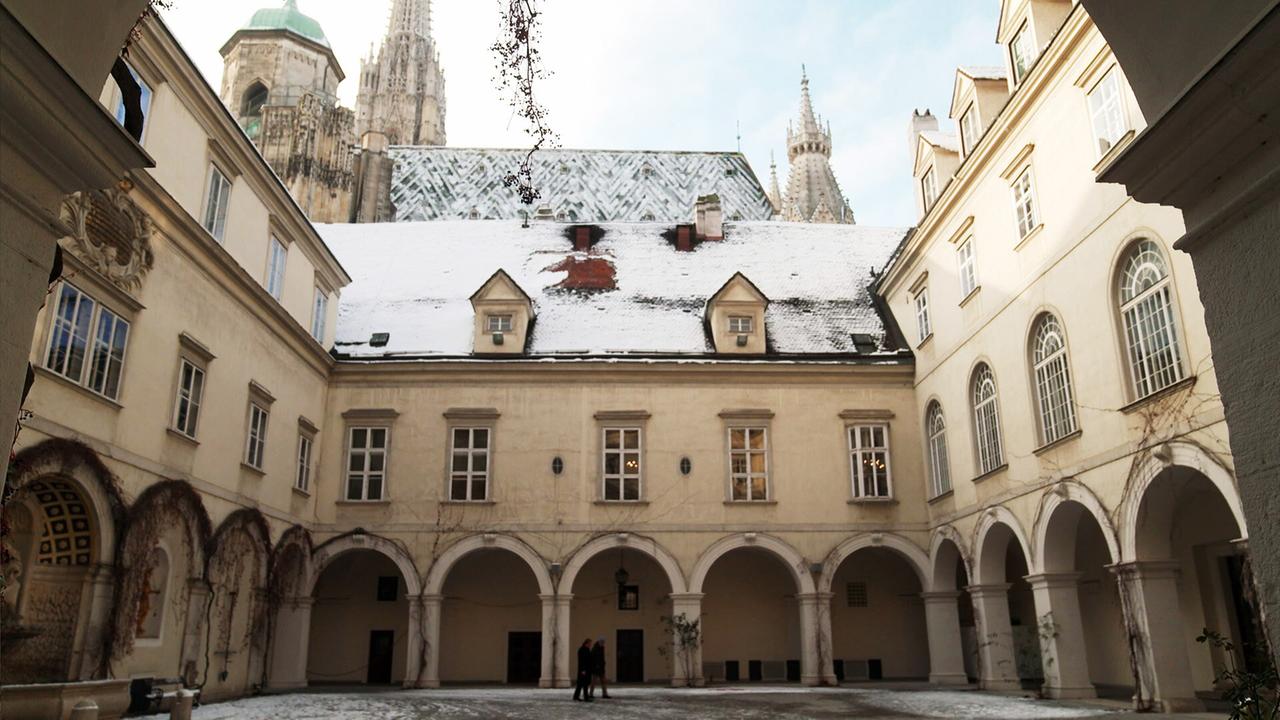 Ein überdachter Innenhof