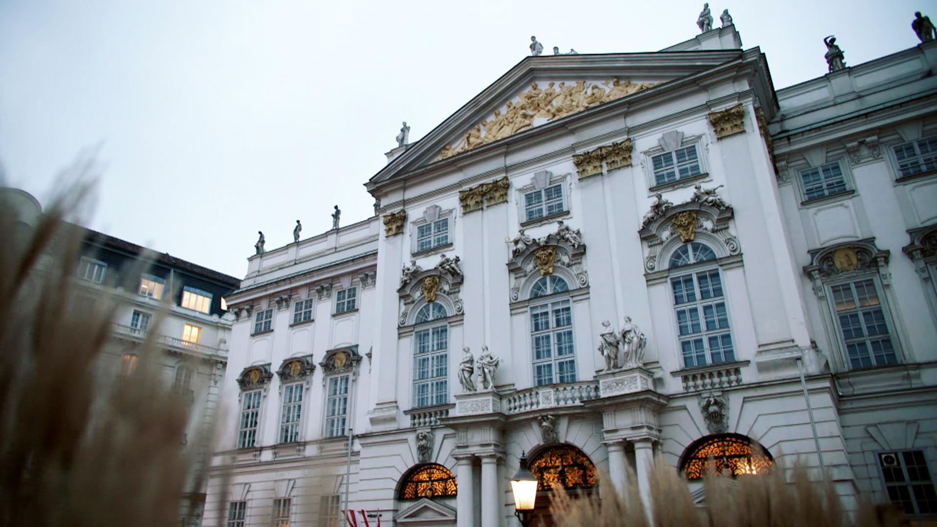 Eine Häuserfront in der Dämmerung