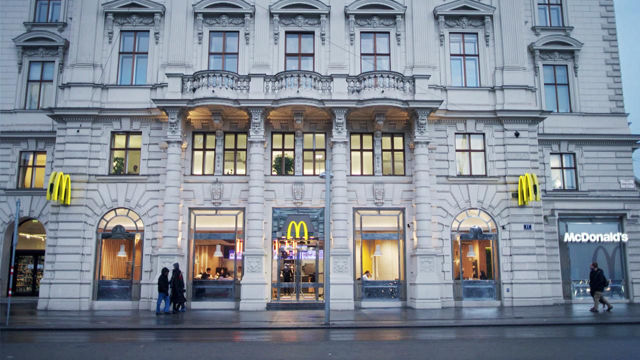 Eine prachtvolle Häuserfront in der Dämmerung
