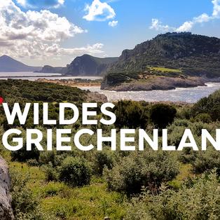 Teaser mit Typo Wildes Griechenland im Hintergrund Meer, Berge und eine Bucht