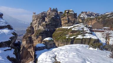 Meteora-Klöster in der Winterlandschaft. Sie liegen östlich des Pindus-Gebirges und sind seit vielen Jahren UNESCO-Weltkulturerbe.