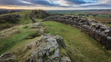 Hadrianswall auf dem Whin Sill in Northumberland bei Walltown Crags