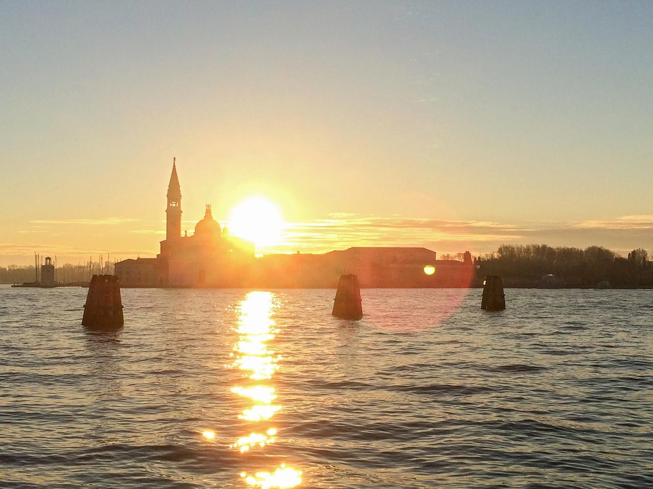 Sonnenaufgang in Venedig über dem Wasser