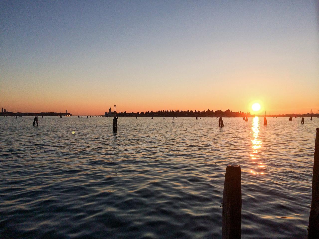 Sonnenuntergang in Venedig über dem Wasser