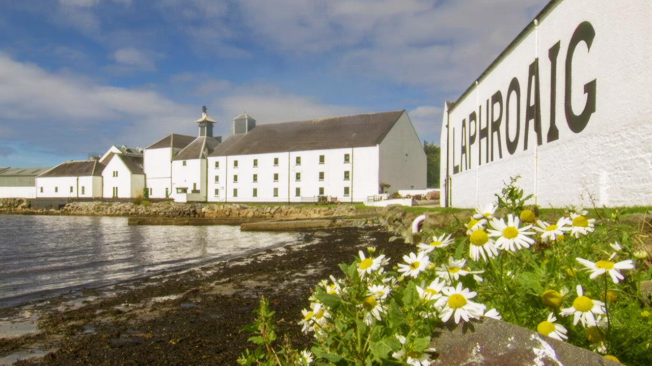 Die Gebäude der Laphroaig Whiskybrennerei auf der schottischen Insel Islay liewgen direkt am Wasser.