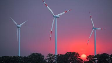 Windenergieanlagen im Sonnenuntergang