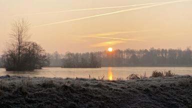 Blick auf die Aschauteiche in der Lüneburger Heide bei Sonnenuntergang im Winter