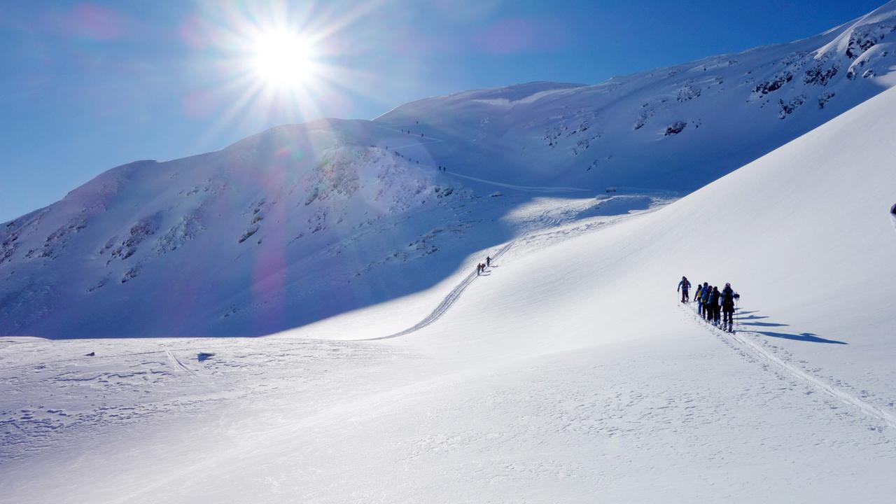 Ein Kamerateam hat eine sportliche Gruppe bei ihrer Skitour quer durch Vorarlberg begleitet.