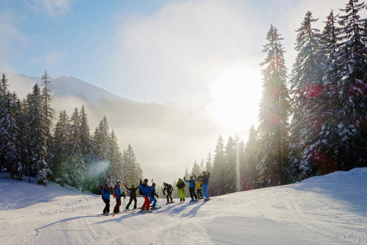 Ein Kamerateam hat eine sportliche Gruppe bei ihrer Skitour quer durch Vorarlberg begleitet.