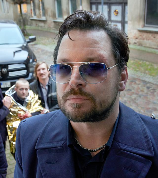 roßaufnahme Herrmann (Sascha Alexander Geršak) auf Türschwelle mit Thoralf (Roman Schomburg), Ronny (Malte Thomsen), Steffen (Jakob Schmidt), Norbert (Karten Mielke) und SUV in Hintergrund