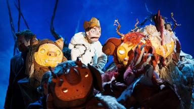 Eine Inszenierung der Fantasy-Oper „Wo die wilden Kerle wohnen“ im MusikTheater an der Wien. Verschiedene Puppenspieler und Darsteller mit aufwendigen Kostümen und Puppen auf der Bühne.