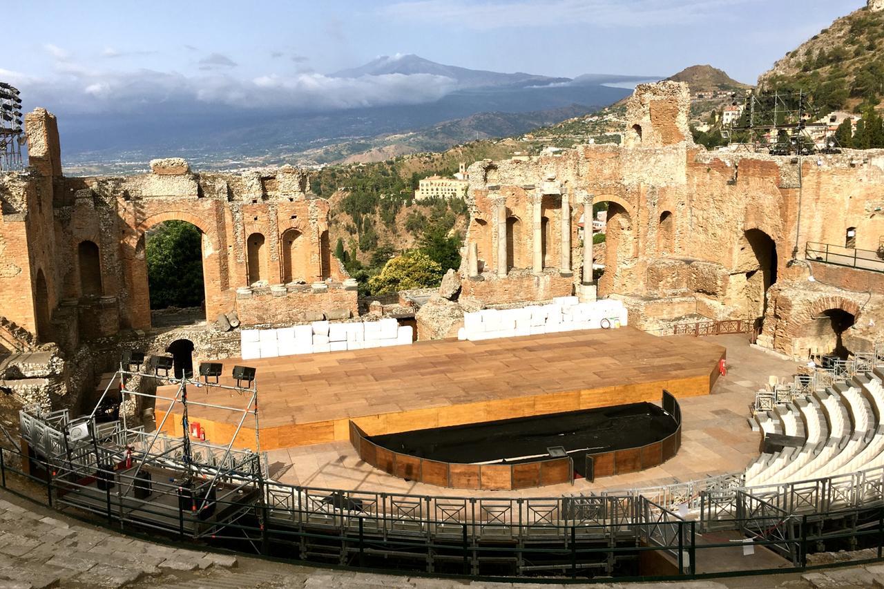 Diesen Ausblick hat schon Goethe genossen: das antike Amphitheater von Taormina mit Block auf den Ätna