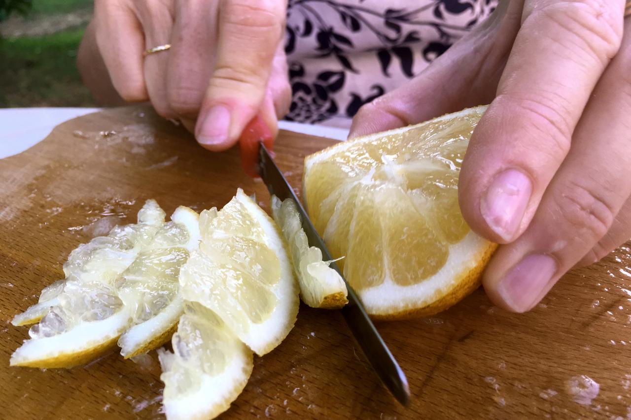 frische Zitronenspalten für die Zitronenmarmelade