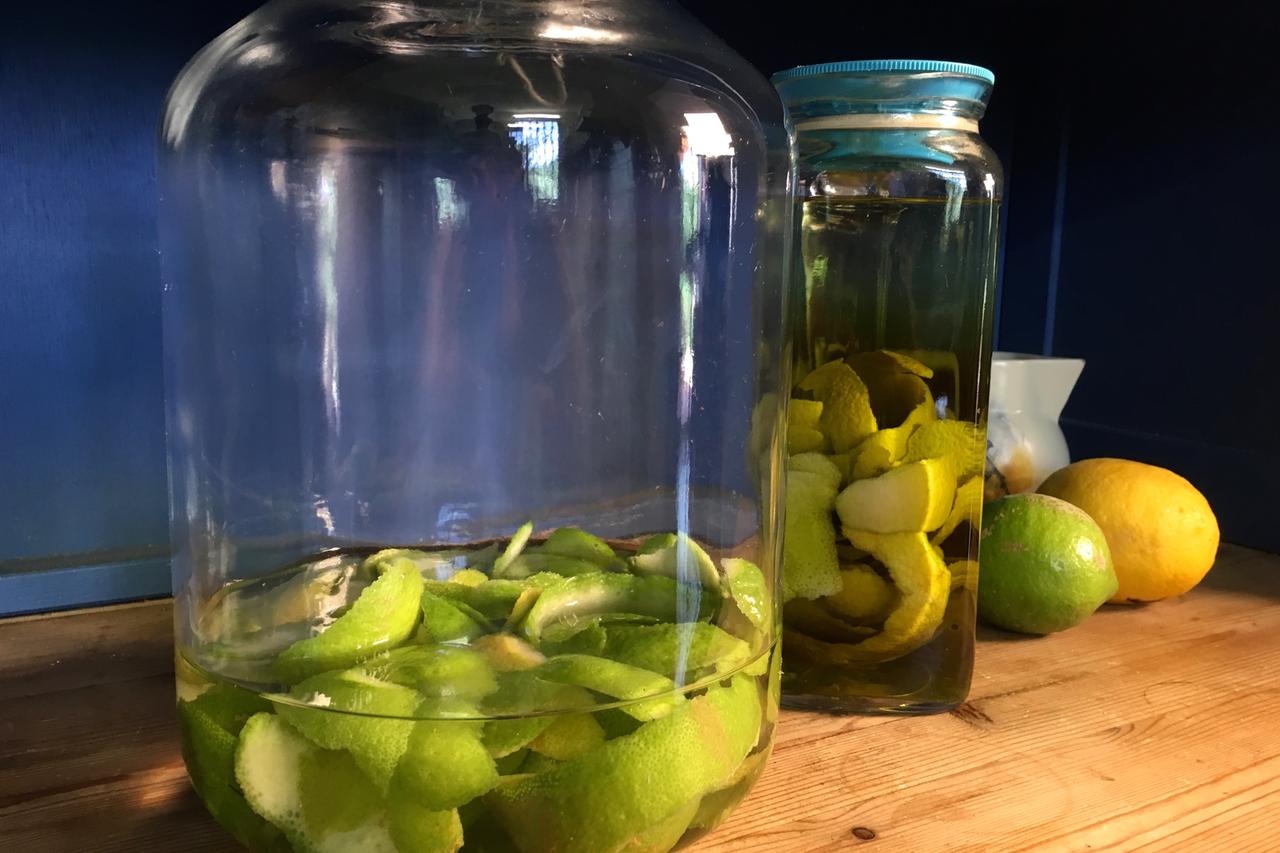 Zitronenschalen geben dem Limoncello seinen Geschmack