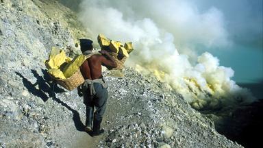Mann in einer Schwefelmine in Indonesien