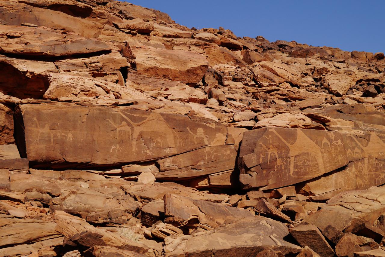 Eine Felswand mit alten Malereien