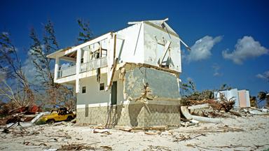 Kleines durch einen Sturm beschädigtes Holzhaus in karger Natur