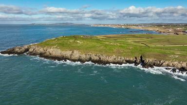 Eine flache Küstenlandschaft am Meer.