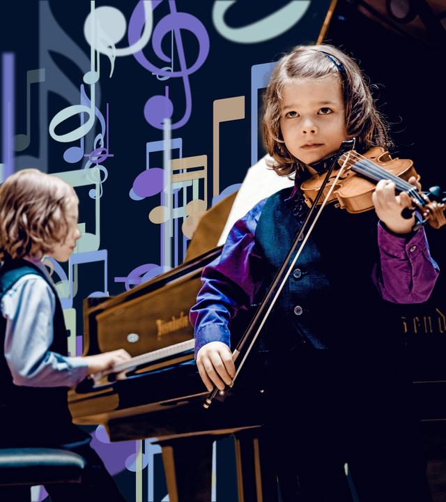 Zwei musizierende Kinder. Der Junge rechts hält eine Geige, der Junge links hinten spielt am Klavier.