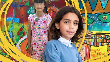 Nahaufnahmen eines Jungen mit schulterlangem Haar und eines Mädchen mit langen Zöpfen und buntgemustertem Kleid in eine Montage aus Kinderzeichnungen.